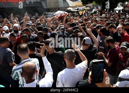 Jenin. Juli 2024. Palästinensische Trauer tragen die Leiche von Nidal Ziad Al-Amer während seiner Beerdigung, nachdem er am 3. Juli 2024 in der Stadt Jenin im Westjordanland von israelischen Truppen getötet wurde. Der junge Palästinenser in der Stadt Jenin im nördlichen Westjordanland wurde am Mittwoch von israelischen Truppen getötet, sagten die palästinensischen Gesundheitsbehörden. Quelle: Ayman Nobani/Xinhua/Alamy Live News Stockfoto