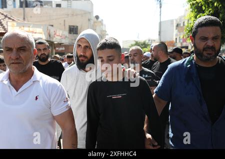 Jenin. Juli 2024. Palästinenser betrauern Nidal Ziad Al-Amer während seiner Beerdigung, nachdem er am 3. Juli 2024 von israelischen Truppen in der Stadt Jenin im Westjordanland getötet wurde. Der junge Palästinenser in der Stadt Jenin im nördlichen Westjordanland wurde am Mittwoch von israelischen Truppen getötet, sagten die palästinensischen Gesundheitsbehörden. Quelle: Ayman Nobani/Xinhua/Alamy Live News Stockfoto