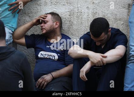 Jenin. Juli 2024. Palästinenser betrauern Nidal Ziad Al-Amer während seiner Beerdigung, nachdem er am 3. Juli 2024 von israelischen Truppen in der Stadt Jenin im Westjordanland getötet wurde. Der junge Palästinenser in der Stadt Jenin im nördlichen Westjordanland wurde am Mittwoch von israelischen Truppen getötet, sagten die palästinensischen Gesundheitsbehörden. Quelle: Ayman Nobani/Xinhua/Alamy Live News Stockfoto