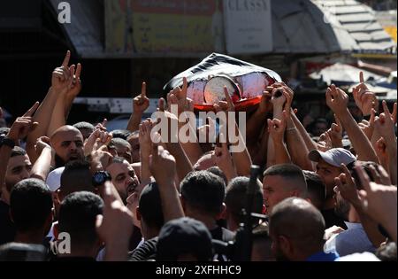 Jenin. Juli 2024. Palästinensische Trauer tragen die Leiche von Nidal Ziad Al-Amer während seiner Beerdigung, nachdem er am 3. Juli 2024 in der Stadt Jenin im Westjordanland von israelischen Truppen getötet wurde. Der junge Palästinenser in der Stadt Jenin im nördlichen Westjordanland wurde am Mittwoch von israelischen Truppen getötet, sagten die palästinensischen Gesundheitsbehörden. Quelle: Ayman Nobani/Xinhua/Alamy Live News Stockfoto
