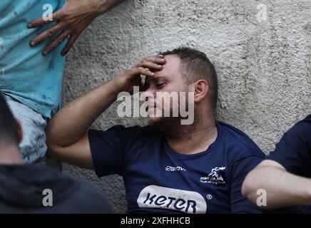 Jenin. Juli 2024. Ein palästinensischer Mann trauert während seiner Beerdigung um Nidal Ziad Al-Amer, nachdem er am 3. Juli 2024 von israelischen Truppen in der Stadt Jenin im Westjordanland getötet wurde. Der junge Palästinenser in der Stadt Jenin im nördlichen Westjordanland wurde am Mittwoch von israelischen Truppen getötet, sagten die palästinensischen Gesundheitsbehörden. Quelle: Ayman Nobani/Xinhua/Alamy Live News Stockfoto