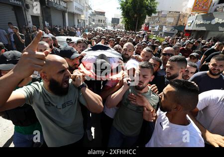 Jenin. Juli 2024. Palästinensische Trauer tragen die Leiche von Nidal Ziad Al-Amer während seiner Beerdigung, nachdem er am 3. Juli 2024 in der Stadt Jenin im Westjordanland von israelischen Truppen getötet wurde. Der junge Palästinenser in der Stadt Jenin im nördlichen Westjordanland wurde am Mittwoch von israelischen Truppen getötet, sagten die palästinensischen Gesundheitsbehörden. Quelle: Ayman Nobani/Xinhua/Alamy Live News Stockfoto