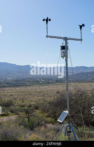 Solarbetriebene Wetterstation am Hang mit Blick auf das Tal des verde River und die Mongollon-Felsklippen im Zentrum von Arizona Stockfoto