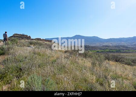 Touristen auf dem Weg zu Tuzigoot Pueblo Ruinen mit Blick auf das verde River Valley und Mongollon Rand Steilhang in Zentral-Arizona Stockfoto