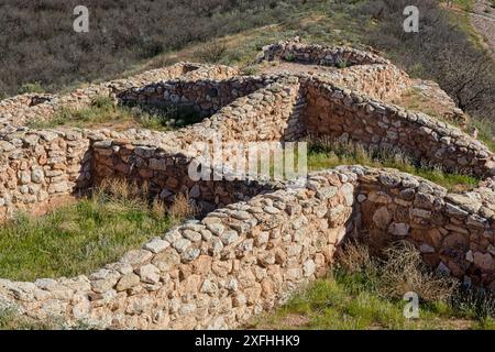 Gemauerte Wände der Zimmer zu Tuzigoot Pueblo Ruinen auf einem Hügel mit Blick auf das Tal des Flusses verde Stockfoto