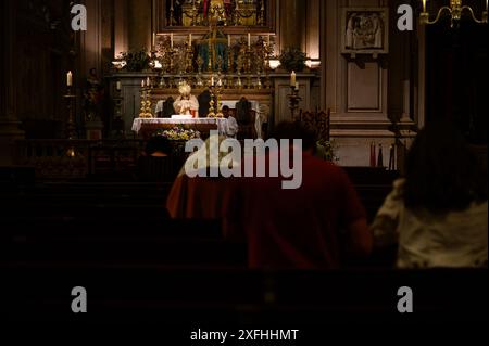 Verehrung des Allerheiligsten in der Igreja de São Nicolau in Lissabon, Portugal. Stockfoto