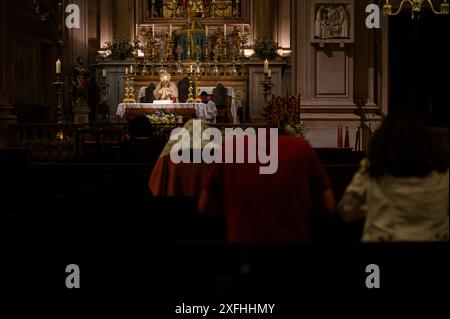 Verehrung des Allerheiligsten in der Igreja de São Nicolau in Lissabon, Portugal. Stockfoto