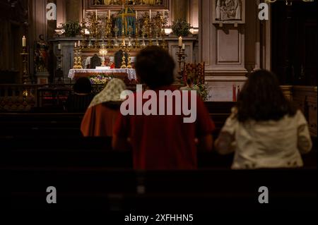 Verehrung des Allerheiligsten in der Igreja de São Nicolau in Lissabon, Portugal. Stockfoto