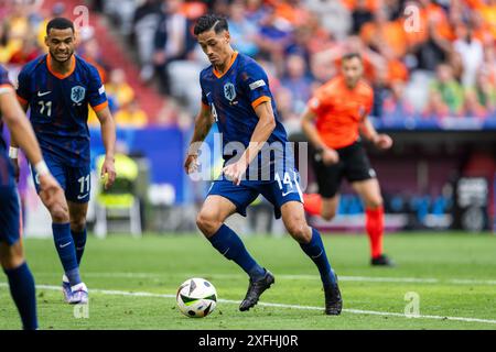 München, Deutschland. Juli 2024. Tijjani Reijnders (14) aus den Niederlanden, die beim Achtelfinale der UEFA Euro 2024 zwischen Rumänien und den Niederlanden in der Allianz Arena in München zu sehen waren. Stockfoto