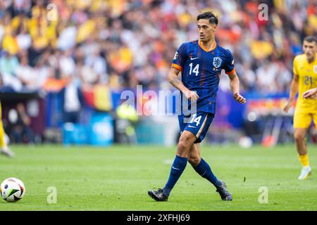 München, Deutschland. Juli 2024. Tijjani Reijnders (14) aus den Niederlanden, die beim Achtelfinale der UEFA Euro 2024 zwischen Rumänien und den Niederlanden in der Allianz Arena in München zu sehen waren. Stockfoto