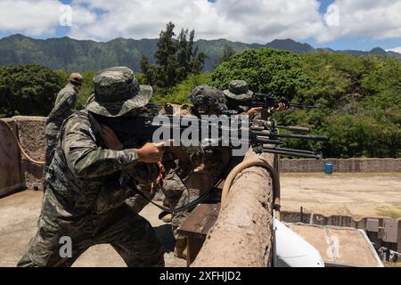 US-Marines, die der Bravo Company, dem Bataillon Landing Team 1/5, der 15th Marine Expeditionary Unit und den Republic of Korea Marines zugewiesen sind, nehmen an militärischen Operationen im städtischen Geländetraining im Marine Corps Training Area Bellows, Waimanalo, Hawaii, während Übung Rim of the Pacific 2024, Juni 30, Teil. Die beiden Partnerländer führten die Ausbildung durch, um Fertigkeiten zu verbessern und den Zusammenhalt zu stärken. 29 Nationen, 40 Überlandschiffe, drei U-Boote, 14 nationale Landstreitkräfte, mehr als 150 Flugzeuge und 25.000 Mitarbeiter nehmen vom 27. Juni bis 1. August an der RIMPAC Teil. Die Stockfoto