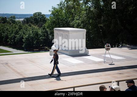 Ein Wächter des 3. US-Infanterieregiments (The Old Guard) geht durch die Matte am Grab des Unbekannten Soldaten, Arlington National Cemetery, Arlington, Virginia, 2. Juli, 2024. (Foto der US-Armee von Kate Nee / Arlington National Cemetery) Stockfoto