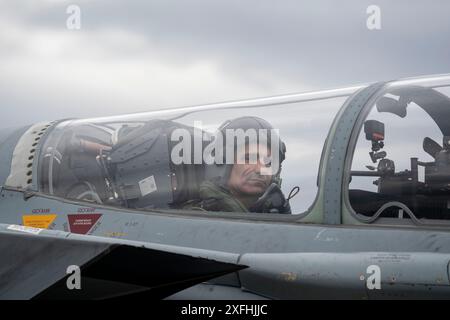 General David Nahom, Befehlshaber der Alaska North American Aerospace Defense Command Region, Alaska Command und Eleventh Air Force, sitzt auf dem Rücksitz eines PA-200 Tornados der deutschen Luftwaffe nach einem Flug während des von der Deutschen Luftwaffe geführten Einsatzes Pacific Skies 24 auf der Joint Base Elmendorf-Richardson, Alaska, 1. Juli. 2024. Flugzeuge und Personal haben im Rahmen des Einsatzes Flugschulungen auf niedrigem Niveau durchgeführt. Pacific Skies ist eine Kombination mehrerer Übungen im Indo-Pazifik-Theater, an denen deutsche, französische und spanische Luftstreitkräfte mit US-Truppen teilnehmen. (U.S. Air Forc Stockfoto