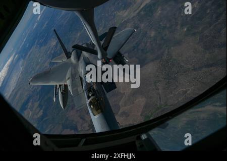 Ein F-15C Eagle, der dem 142. Kampfflugzeug zugewiesen wurde, erhält Treibstoff von einem KC-135 Stratotanker, der dem 92. Luftbetankungsflügel während des letzten Fluges für Oberst Chesley Dycus, 92. ARW-Kommandeur, und Oberst Master Sgt. William Arcuri, 92. ARW-Kommandeur, über Oregon am 27. Juni 2024 zugewiesen wurde. Endflüge, auch als „Fini-Flüge“ bekannt, sind eine Tradition bei Piloten und Flugbesatzungen, den letzten Flug mit ihrer Einheit oder ihrer Flugzeugzelle zu feiern. Dycus und Arcuri waren seit 2022 die wichtigsten Führer der Fairchild AFB. (Foto der U.S. Air Force von Airman 1st Class Clare Werner) Stockfoto