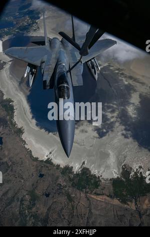 Ein F-15 Eagle, der dem 142. Kampfflugzeug zugewiesen wurde, erhält Treibstoff von einem KC-135 Stratotanker, der dem 92. Luftbetankungsflügel während des letzten Fluges für Colonel Chesley Dycus, den 92. ARW-Kommandeur, und Chief Master Sgt. William Arcuri, 92. ARW-Kommandeur, über Oregon am 27. Juni 2024 zugewiesen wurde. Endflüge, auch als „Fini-Flüge“ bekannt, sind eine Tradition bei Piloten und Flugbesatzungen, den letzten Flug mit ihrer Einheit oder ihrer Flugzeugzelle zu feiern. Dycus und Arcuri waren seit 2022 die wichtigsten Führer der Fairchild AFB. (Foto der U.S. Air Force von Airman 1st Class Clare Werner) Stockfoto