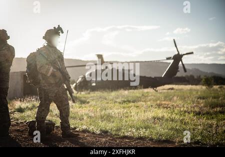 Ein Green Beret von der 10. Special Forces Group arbeitet zusammen mit Soldaten, die dem 3. Sturmhelicopter Battalion, 4. Luftfahrtregiment, 4. Kampfluftbrigade, 4. Infanteriedivision, während eines Luftangriffs zur Durchführung spezieller Aufklärungsoperationen in Verbindung mit der IVY-MASSE auf Fort Carson, Colorado, am 6. Juni, zugewiesen wurden. 2024. (Foto der US-Armee von SPC. Joshua Zayas) Stockfoto