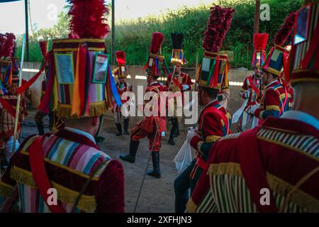 Das Festival „Bugiada e Mouriscada“ in São João de Sobrado, Valongo, Portugal, erwacht am 24. Juni zum Leben. Die Mourisqueiros tragen bunte Kostüme und führen historische Schlachten gegen die Bugios in einer lebhaften Feier der Tradition und Geschichte nach. Stockfoto