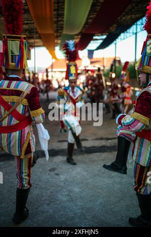 Das Festival „Bugiada e Mouriscada“ in São João de Sobrado, Valongo, Portugal, erwacht am 24. Juni zum Leben. Die Mourisqueiros tragen bunte Kostüme und führen historische Schlachten gegen die Bugios in einer lebhaften Feier der Tradition und Geschichte nach. Stockfoto