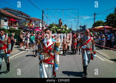 Das Festival „Bugiada e Mouriscada“ in São João de Sobrado, Valongo, Portugal, erwacht am 24. Juni zum Leben. Die Mourisqueiros tragen bunte Kostüme und führen historische Schlachten gegen die Bugios in einer lebhaften Feier der Tradition und Geschichte nach. Stockfoto