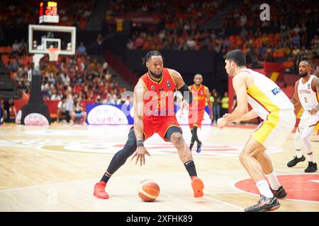 Bruno Fernando vom angolanischen Team wurde während des Spiels zwischen Spanien und Angola in der Gruppenphase des FIBA Olympischen Qualifikationsturniers Spanien 2024 gesehen Stockfoto