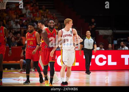 Joao Fernandes von der Angola-Mannschaft (L) und Alberto Diaz von der spanischen Mannschaft (R) in Aktion während des Spiels zwischen Spanien und Angola in der FIBA Olympic Qua Stockfoto