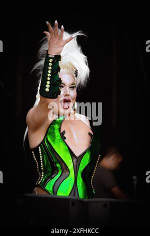 LGBTQ Pride in London 2024, Drag and Trans Performers bei Trafalgar Square Stage Performance Drag Show Live Performance Central London Großbritannien Stockfoto