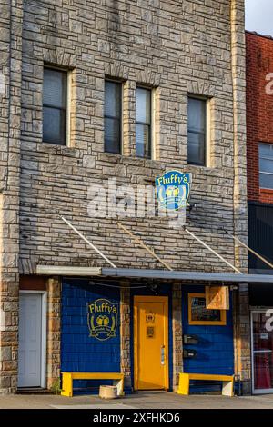 Leavenworth, Kansas, USA - 07.03.2024: Fluffy's Swedish Pub im historischen Stadtzentrum Stockfoto