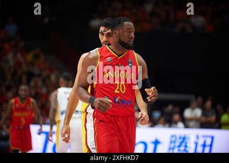 Bruno Fernando vom angolanischen Team wurde während des Spiels zwischen Spanien und Angola in der Gruppenphase des FIBA Olympischen Qualifikationsturniers Spanien 2024 gesehen Stockfoto