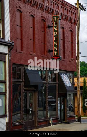 Leavenworth, Kansas, USA - 07.03.2024: Restaurant und Bar Ten Penny im historischen Stadtzentrum Stockfoto