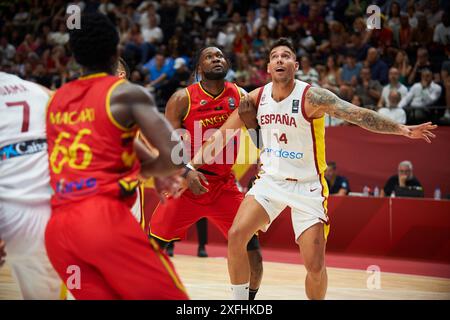 Bruno Fernando von der Angola-Mannschaft (L) und Willy Hernangomez von der spanischen Mannschaft (R) wurden während des Spiels zwischen Spanien und Angola in der FIBA Olympi gesehen Stockfoto