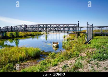 Central Manitoulin, Ontario/Kanada: 17. September 2018: Zwei Personen sehen die malerische Aussicht vom Provindence Bay Beach Boardwalk auf Manitoulin Island, ONT Stockfoto