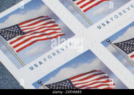 Lake Elsinore, CA, USA - 3. Juli 2024: Nahaufnahme von vier US-P.S. Forever-Briefmarken Stockfoto