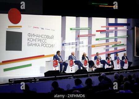 Sankt Petersburg, Russland. Juli 2024. Teilnehmer an der Plenartagung Growth under Constraints im Rahmen des Finanzkongresses der Bank von Russland. (Foto: Maksim Konstantinov/SOPA Images/SIPA USA) Credit: SIPA USA/Alamy Live News Stockfoto