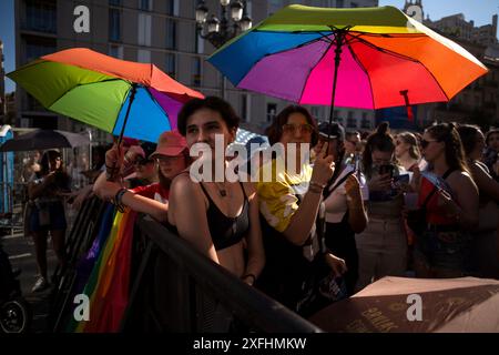 Madrid, Madrid, Spanien. Juli 2024. Während der Proklamation des LGTBIQ Pride Festivals auf dem Pedro Zerolo-Platz in Madrid bedecken sich die Menschen mit Sonnenschirmen in den Farben der LGTBI-Flagge. Die MADO-Organisation „Madrid Pride“ hat das LGTBI Pride Festival 2024 eröffnet, das am 6. Juli mit der großen staatlichen Demonstration von LGTBI Pride durch die Straßen MADRIDS seinen Höhepunkt finden wird. (Kreditbild: © Luis Soto/ZUMA Press Wire) NUR REDAKTIONELLE VERWENDUNG! Nicht für kommerzielle ZWECKE! Stockfoto