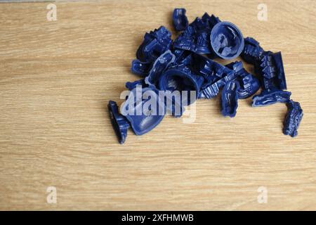 Mozyr, Weißrussland, 10. April 2024: Spielelemente der Mipla des Brettspiels catan auf hellbeigem Hintergrund. Stockfoto