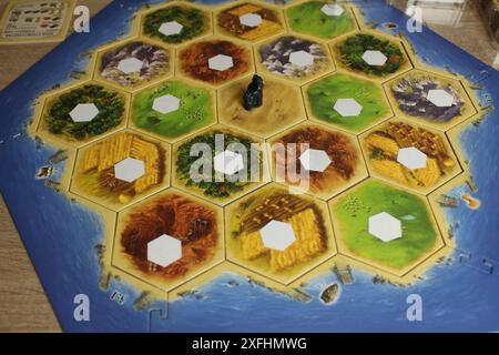 Mozyr, Weißrussland, 10. April 2024: Spielfeld für catan-Spiel von oben. Vorbereitung auf das Spiel. Wie man Hexen zersetzt. Stockfoto