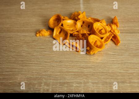 Mozyr, Weißrussland, 10. April 2024: Spielelemente der Mipla des Brettspiels catan auf hellbeigem Hintergrund. Stockfoto