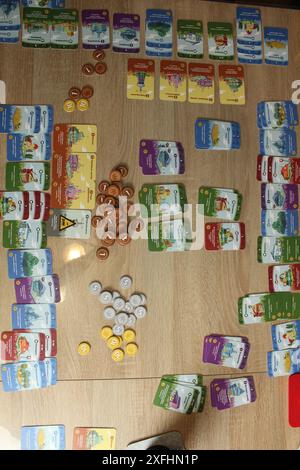 Mozyr, Weißrussland, 10. April 2024: Der Prozess des Brettspiels Machi Koro kaufte bessere Städte oberer Winkel. Stockfoto