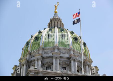 Harrisburg, Usa. Juli 2024. Eine amerikanische Flagge und eine Kriegsgefangenenfahne fliegen am 3. Juli 2024 vor der Kuppel des Pennsylvania State Capitol in Harrisburg, Pa. (Foto: Paul Weaver/SIPA USA) Credit: SIPA USA/Alamy Live News Stockfoto