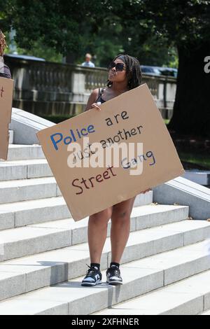 Harrisburg, Usa. Juli 2024. Während der Stop the Violence-Kundgebung im Pennsylvania State Capitol in Harrisburg, PA, am 3. Juli 2024 hält ein Demonstrant ein Schild. Der Protest wurde als Reaktion auf die jüngsten Erschießungen und Morde durch die Polizei Harrisburg durchgeführt. (Foto: Paul Weaver/SIPA USA) Credit: SIPA USA/Alamy Live News Stockfoto