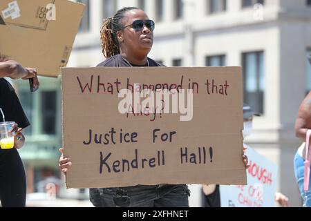 Harrisburg, Usa. Juli 2024. Während der Stop the Violence-Kundgebung im Pennsylvania State Capitol in Harrisburg, PA, am 3. Juli 2024 hält ein Demonstrant ein Schild. Der Protest war eine Reaktion auf die jüngsten Erschießungen und Morde der Polizei Harrisburg. (Foto: Paul Weaver/SIPA USA) Credit: SIPA USA/Alamy Live News Stockfoto