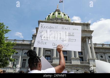 Harrisburg, Usa. Juli 2024. Während der Stop the Violence-Kundgebung im Pennsylvania State Capitol in Harrisburg, PA, am 3. Juli 2024 hält ein Demonstrant ein Schild. Der Protest war eine Reaktion auf die jüngsten Erschießungen und Morde der Polizei Harrisburg. (Foto: Paul Weaver/SIPA USA) Credit: SIPA USA/Alamy Live News Stockfoto