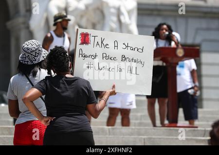 Harrisburg, Usa. Juli 2024. Während der Stop the Violence-Kundgebung im Pennsylvania State Capitol in Harrisburg, PA, am 3. Juli 2024 hält ein Demonstrant ein Schild. Der Protest wurde als Reaktion auf die jüngsten Erschießungen und Morde durch die Polizei Harrisburg durchgeführt. (Foto: Paul Weaver/SIPA USA) Credit: SIPA USA/Alamy Live News Stockfoto