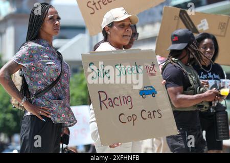 Harrisburg, Usa. Juli 2024. Während der Stop the Violence-Kundgebung im Pennsylvania State Capitol in Harrisburg, Pa, am 3. Juli 2024, halten Demonstranten Schilder. Der Protest war eine Reaktion auf die jüngsten Morde der Harrisburger Polizei. (Foto: Paul Weaver/SIPA USA) Credit: SIPA USA/Alamy Live News Stockfoto