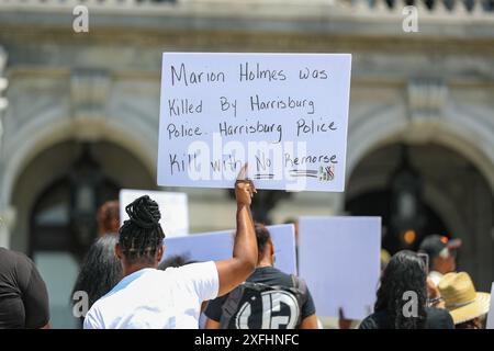 Harrisburg, Usa. Juli 2024. Während der Stop the Violence-Kundgebung im Pennsylvania State Capitol in Harrisburg, PA, am 3. Juli 2024 hält ein Demonstrant ein Schild. Der Protest wurde als Reaktion auf die jüngsten Erschießungen und Morde durch die Polizei Harrisburg durchgeführt. (Foto: Paul Weaver/SIPA USA) Credit: SIPA USA/Alamy Live News Stockfoto