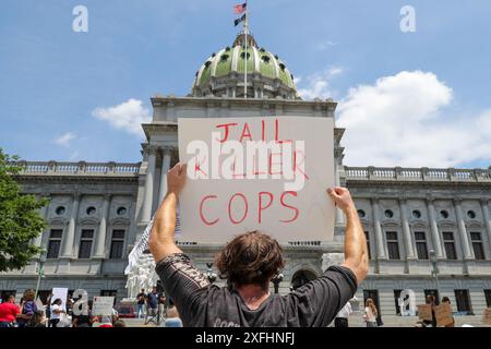 Harrisburg, Usa. Juli 2024. Während der Stop the Violence-Kundgebung im Pennsylvania State Capitol in Harrisburg, PA, am 3. Juli 2024 hält ein Demonstrant ein Schild. Der Protest wurde als Reaktion auf die jüngsten Erschießungen und Morde durch die Polizei Harrisburg durchgeführt. (Foto: Paul Weaver/SIPA USA) Credit: SIPA USA/Alamy Live News Stockfoto