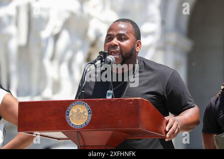 Harrisburg, Usa. Juli 2024. Tone Cook of PUSH Harrisburg spricht während der Stop the Violence-Kundgebung auf den Stufen des Kapitols von Pennsylvania am 3. Juli 2024 in Harrisburg. Die Kundgebung wurde als Reaktion auf die jüngsten Erschießungen und Morde durch die Polizei Harrisburg durchgeführt. (Foto: Paul Weaver/SIPA USA) Credit: SIPA USA/Alamy Live News Stockfoto