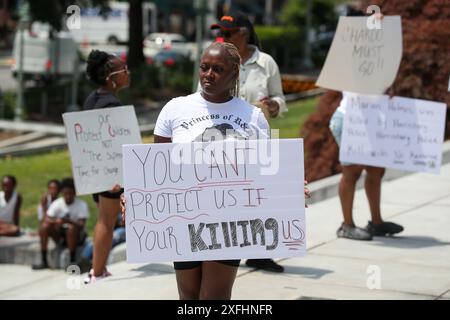Harrisburg, Usa. Juli 2024. Während der Stop the Violence-Kundgebung im Pennsylvania State Capitol in Harrisburg, Pa, am 3. Juli 2024, halten Demonstranten Schilder. Der Protest war eine Reaktion auf die jüngsten Erschießungen und Morde der Polizei Harrisburg. (Foto: Paul Weaver/SIPA USA) Credit: SIPA USA/Alamy Live News Stockfoto