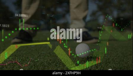 Abbildung von Diagrammen mit Zahlen über dem unteren Abschnitt des kaukasiers, der Golfball mit Schläger schlägt Stockfoto