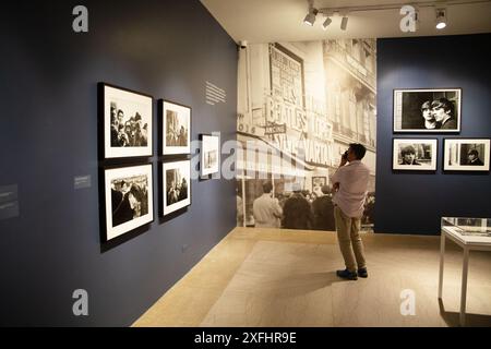 Eine Ansicht der Objekte, die im Brooklyn Museum in New York City ausgestellt wurden. Paul McCartney Fotografien 1963–64: Eyes of the Storm. Stockfoto